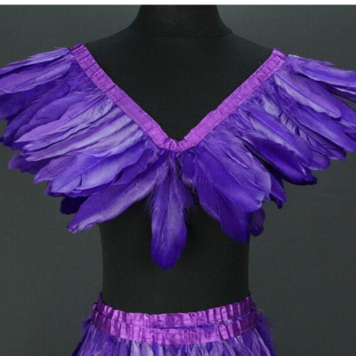 Traje decorativo com penas roxas e fita roxa no manequim preto