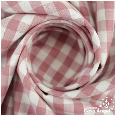 Tecido xadrez rosa e branco enrolado em espiral