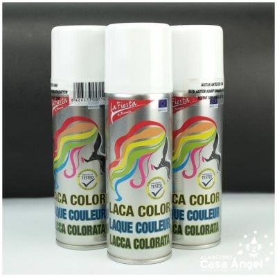Três latas de spray de tinta colorida La Fiesta com rótulo colorido e selo TESTED em fundo neutro.