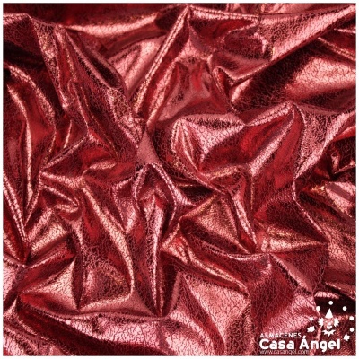 tecido vermelho metálico enrugado com logo