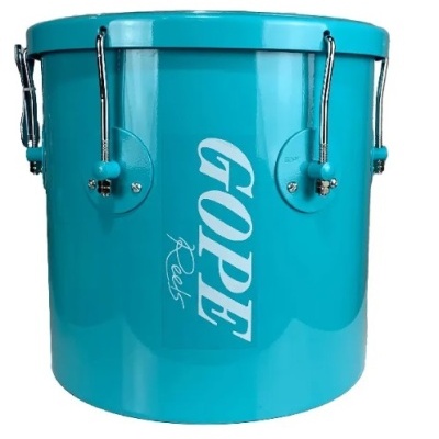 Tambor azul turquesa com escrita branca e ferragens metálicas