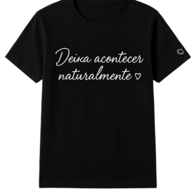 T-shirt preta com frase branca escrita à frente