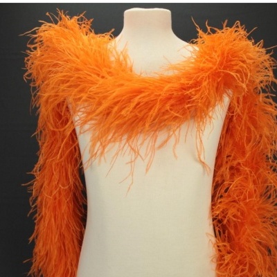 Estola de penas laranja num manequim branco
