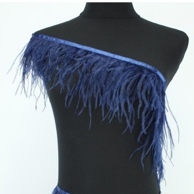 Top feminino azul escuro com franjas em manequim preto