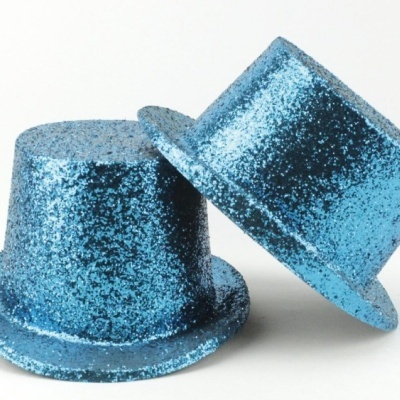 Dois chapéus altos azuis com glitter sobre fundo branco