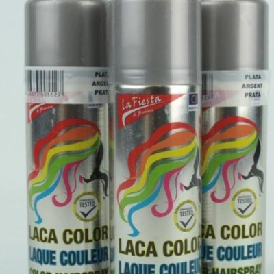 Três latas de spray de cabelo colorido com rótulos prateados e cores vibrantes em fundo branco