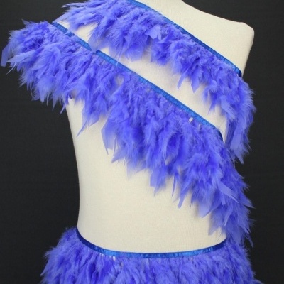 Fita decorativa azul com plumas em manequim