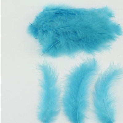 Penas artificiais azuis sobre fundo branco