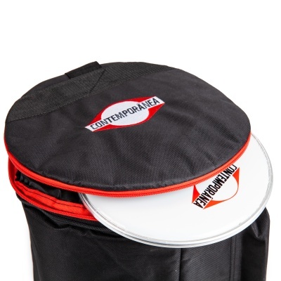 Mochila preta com zíper vermelho e etiqueta CONTEMPORÂNEA com prato branco