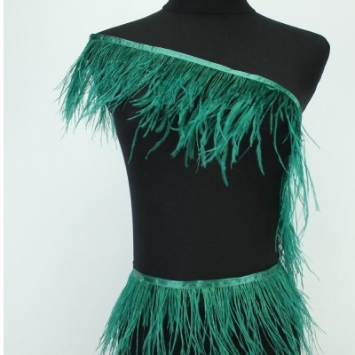 Fita decorativa com franjas verdes em manequim preto