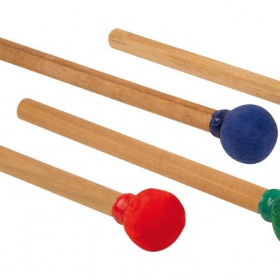 Quatro baquetas de madeira com cabeças de espuma coloridas