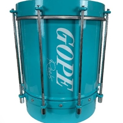 Tambor azul turquesa com aro metálico e cordas de afinação com texto GOPE Rios