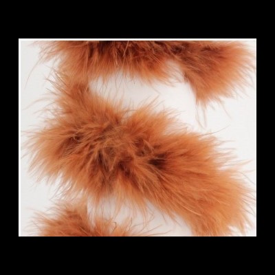 Penas laranja macias sobre fundo branco