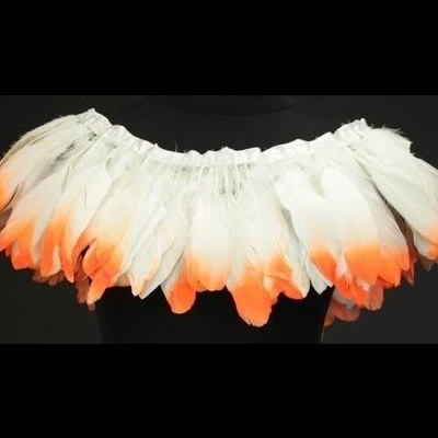 Colar de penas brancas com pontas cor de laranja sobre fundo preto