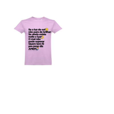 T-shirt lilás com texto em português e símbolos de sol, lua e mãos a orar