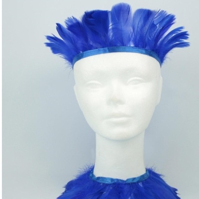 Diadema e colar com penas azuis em manequim branco