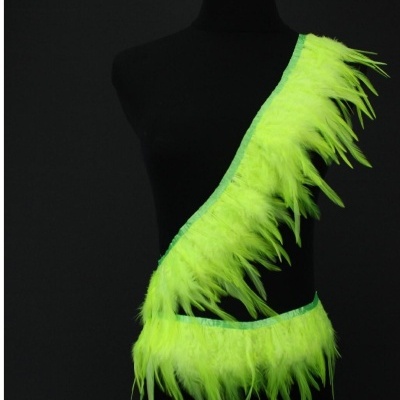 Acessório de penas amarelas fluorescentes em manequim preto