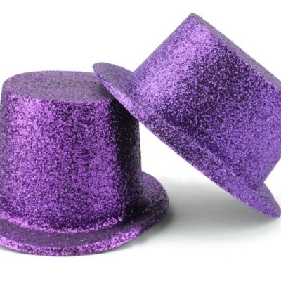 Dois chapéus tipo cartola roxos com glitter