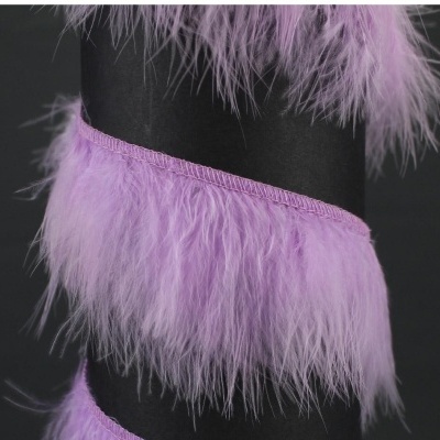 Vestuário preto com faixas lilás em pele sintética num fundo escuro