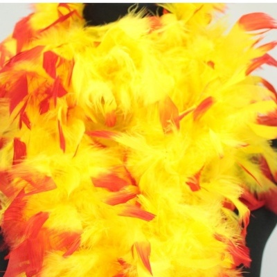 Cachecol de penas amarelas com pontas vermelhas num manequim preto