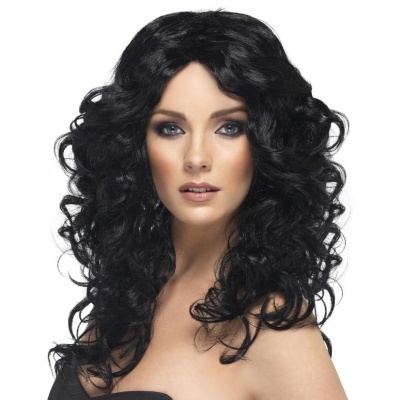 Mulher a usar peruca preta longa e cacheada