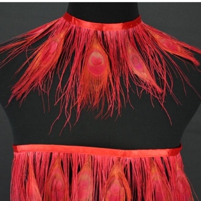 Conjunto de adereços vermelhos de penas com detalhes de pavão num manequim preto