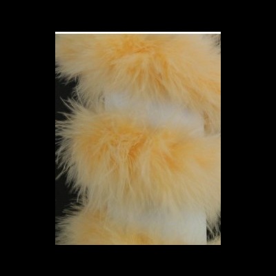 Produtos cobertos por tecido branco e pelo amarelo claro