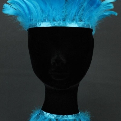Adereço azul com penas exibido num manequim preto