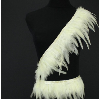 Manequim preto com faixa e cinto de penas brancas