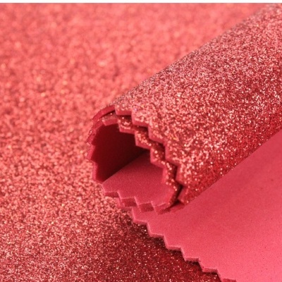 Tecido vermelho brilhante com glitter e bordas em zig-zag