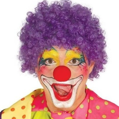 Palhaço com peruca roxa, nariz vermelho e maquilhagem colorida