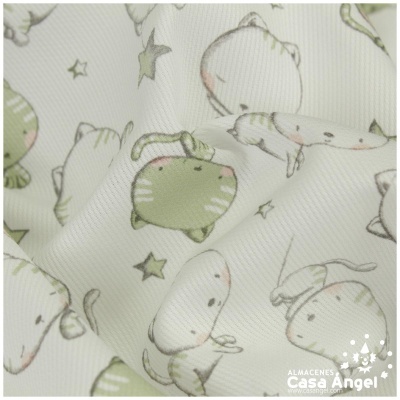 Tecido branco estampado com animais animados e estrelas verdes