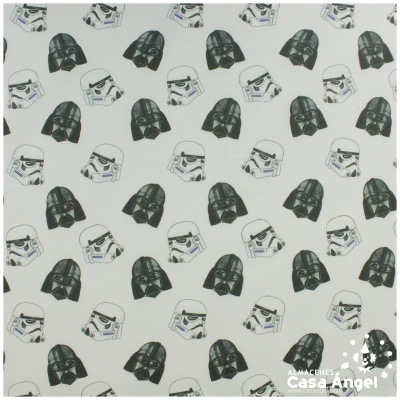 Tecido branco com capacetes de Star Wars em padrão repetido