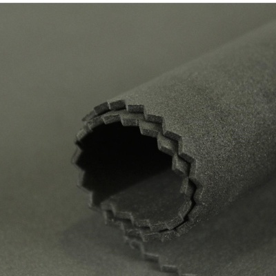 Tecido cinzento escuro enrolado com borda serrilhada