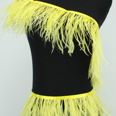 Franja de penas amarelas em fita amarela sobre manequim preto