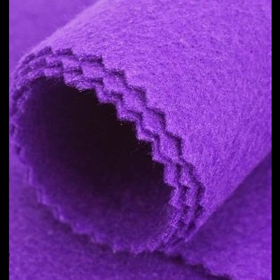 Rolo de tecido roxo com bordas em ziguezague