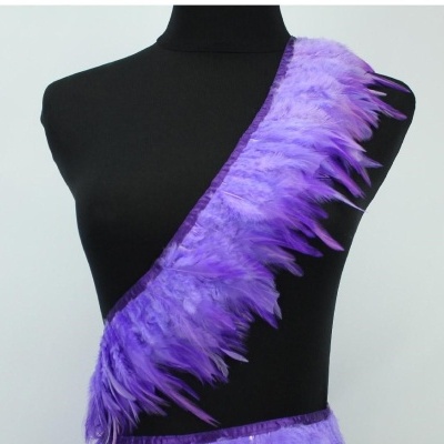 Faixa de penas roxas num manequim preto