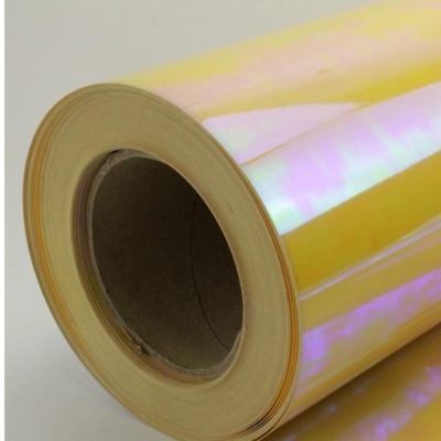 Rolo de papel metálico amarelo iridescente com núcleo de cartão