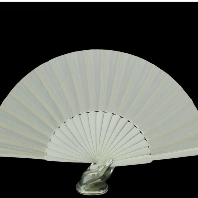 Leque dobrável branco com estrutura e tecido cinza claro, sobre suporte em forma de mão prateada.