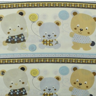 pano com padrão de ursos e balões em tons suaves e faixas decorativas