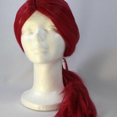 Peruca sintética vermelha com rabo de cavalo num manequim branco