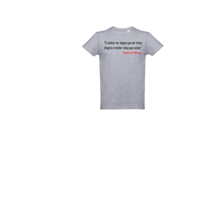 T-shirt cinzenta com texto preto e vermelho no peito