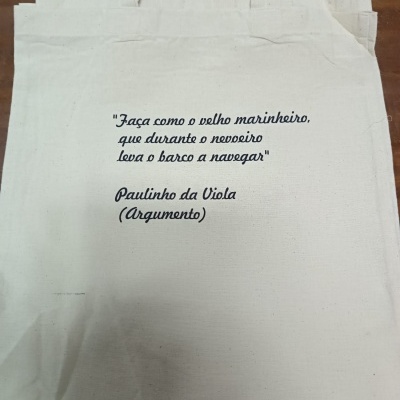 Sacola de tecido cru com texto em português impresso a preto