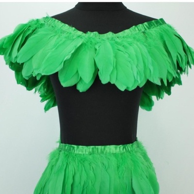 Vestido com penas verdes em manequim preto