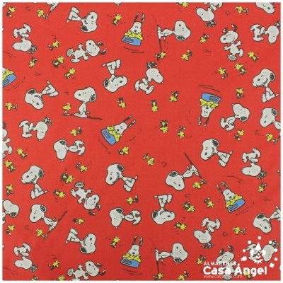 Tecido vermelho com padrão dos personagens Snoopy e Woodstock