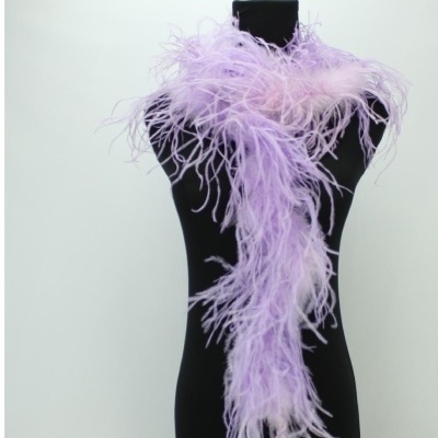 Lenço de penas lilás em manequim preto