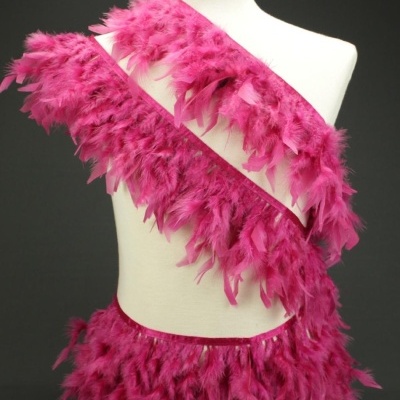 Lenço ou faixa decorativa rosa com plumas num manequim