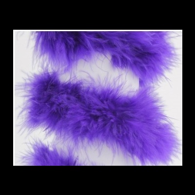 Penas sintéticas roxas com textura volumosa