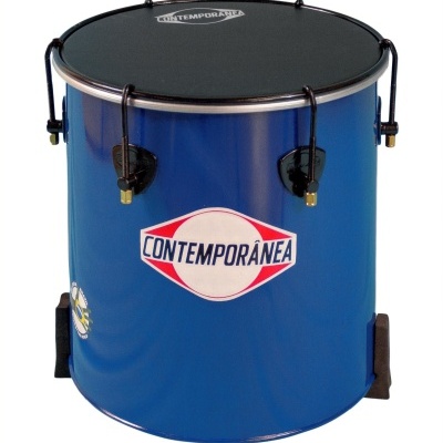 Tambor de bateria azul com pele preta e marca CONTEMPORÂNEA
