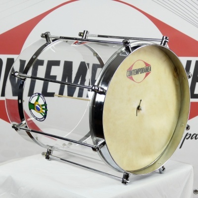 Instrumento musical bateria cromada com pele natural e texto CONTEMPORÂNEA